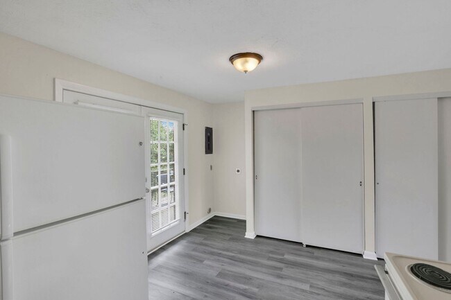 Building Photo - 861 Kingsford Rd