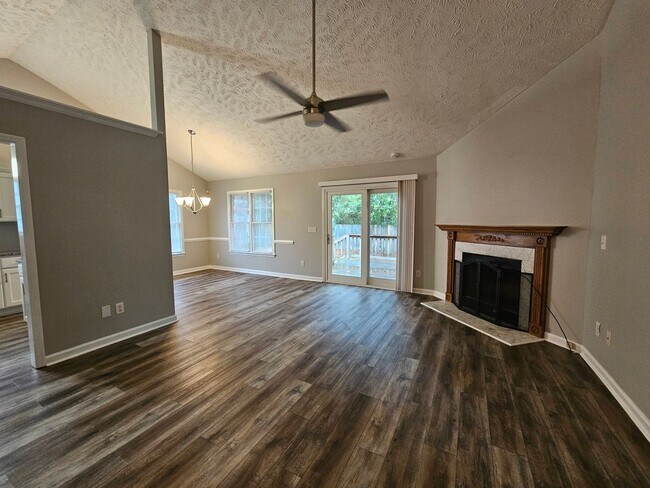 Building Photo - NEW LISTING!!!!!