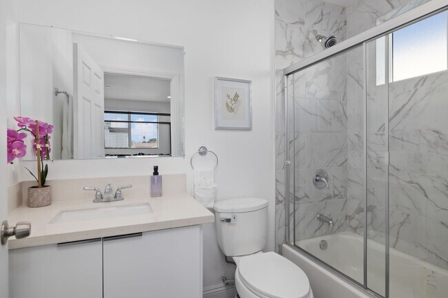 Building Photo - 4-Unit Townhome Community | Luxury Living Near DTLA