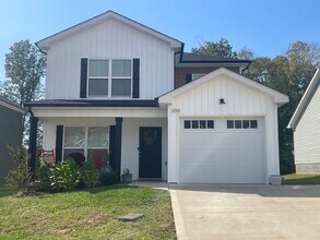 Building Photo - Beautiful 3 Bedroom Close to Liberty Park ...