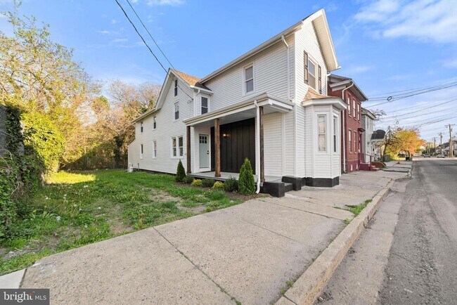 Building Photo - 4 Walnut St