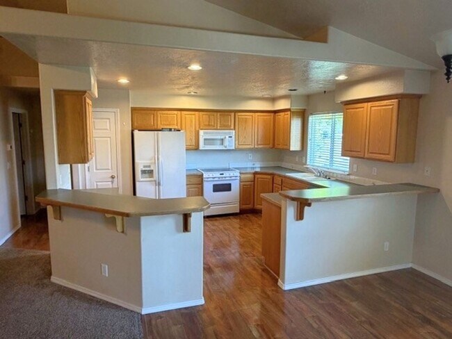 Building Photo - Beautiful and spacious 3 bed 2 bath home in Meridian just off Ten Mile and W Pine Ave
