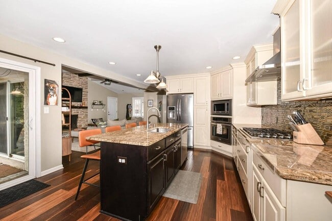 Building Photo - 13060 W Brentwood Dr