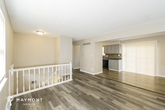 Building Photo - 313 NE Lakeview Dr