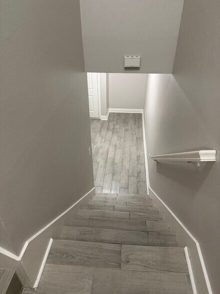 Building Photo - 40468 W Hernandez Ave