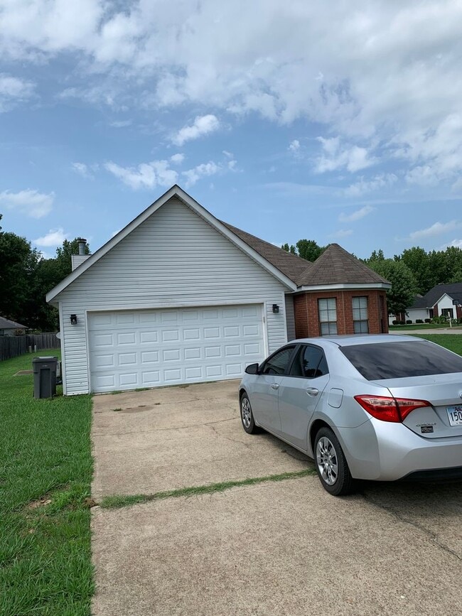 Building Photo - 3Bed/2Bath Home/Corner Lot/2 Car Garage an...