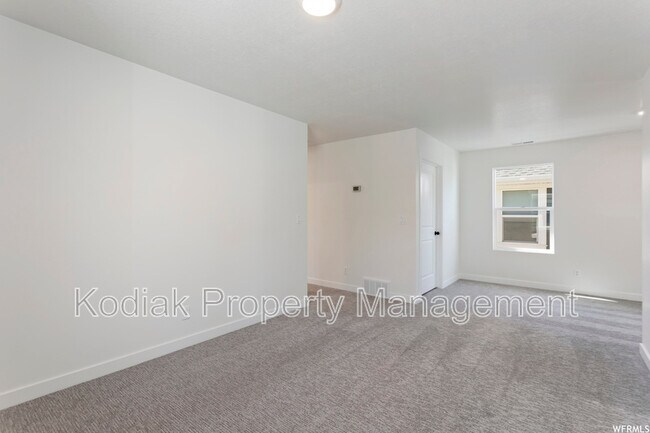 Building Photo - 991 Shoreline Dr