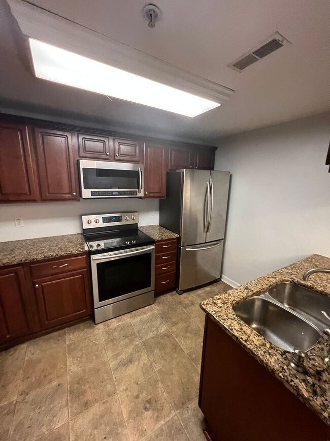 Building Photo - Spacious 3 Bedroom 2 Bath Condo Located To...