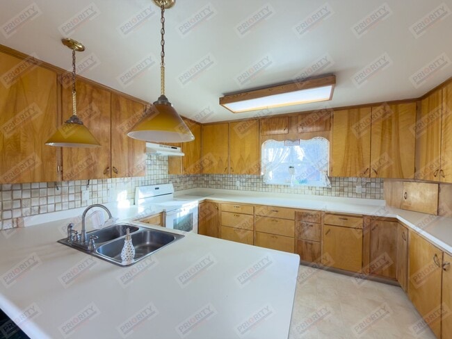 Building Photo - Large 4 bedroom, 2.5 bath downtown home