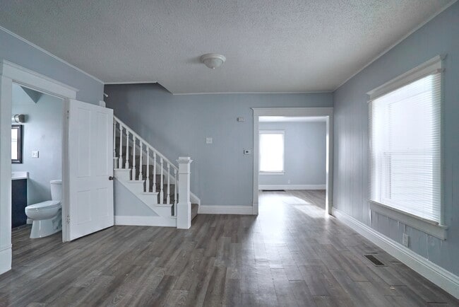 Building Photo - 415 E Lawrence St