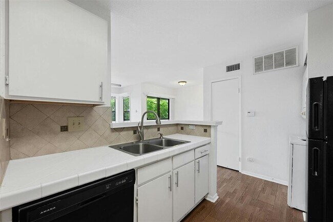 Building Photo - 4500 E Oltorf St