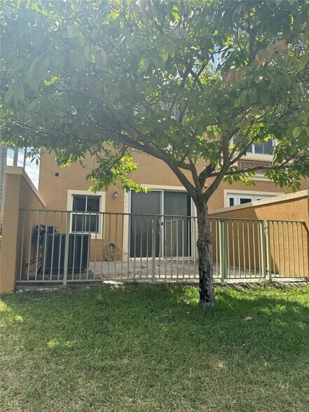 Building Photo - 1005 SW 143rd Ave