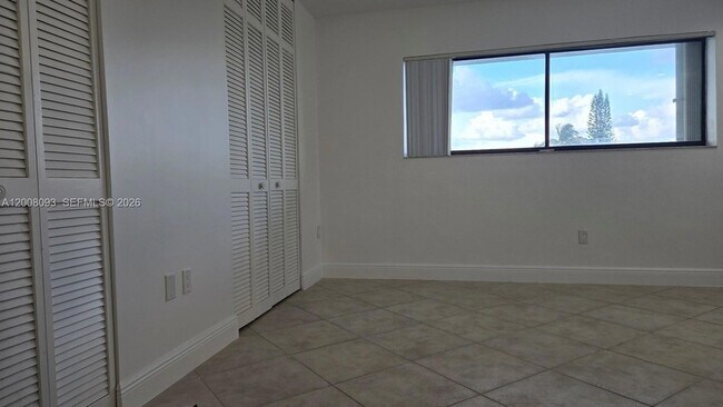 Building Photo - 110 S Shore Dr