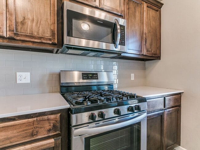 Building Photo - 3 bedroom, 2 bathroom, 2 car garage