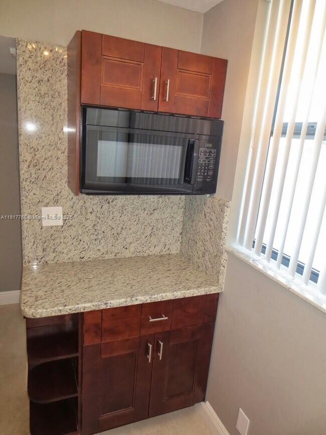 Building Photo - 115 Lake Emerald Dr