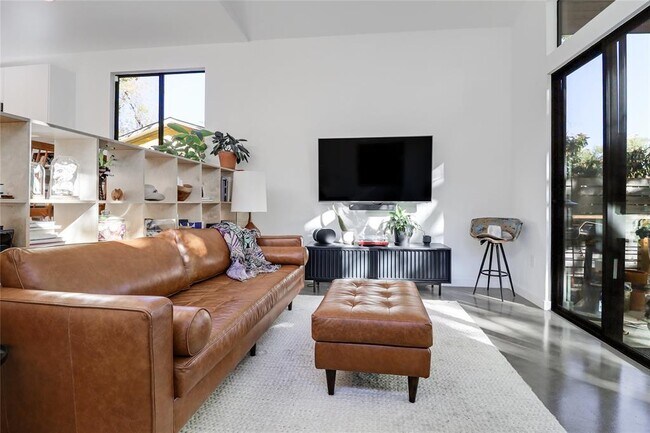 Building Photo - 2709 E 14th St