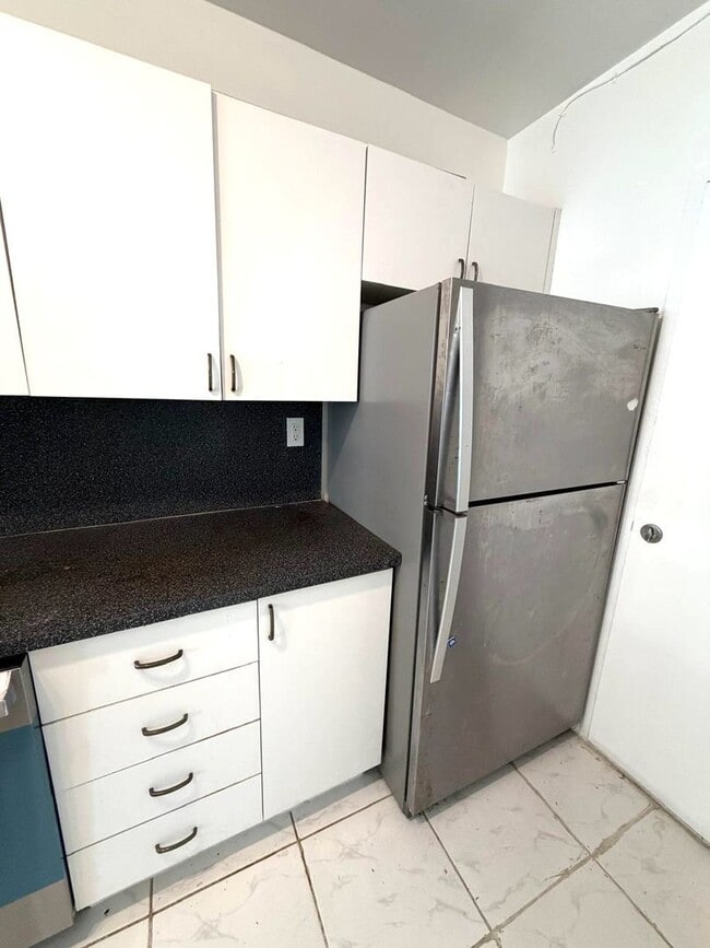 Building Photo - Live where Lincoln Road meets the Ocean in a full service resort-style condominium in South Beach!