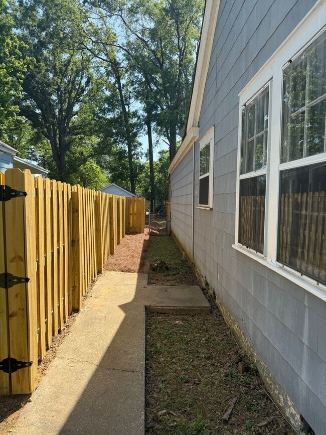 Building Photo - ** 4 Bed 3 Bath located in Old Cloverdale ** Call 334-366-9198 to schedule a self-tour