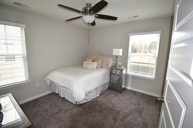 Building Photo - 8043 Rutland Village Dr