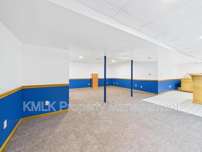 Building Photo - 411 Treeview Dr