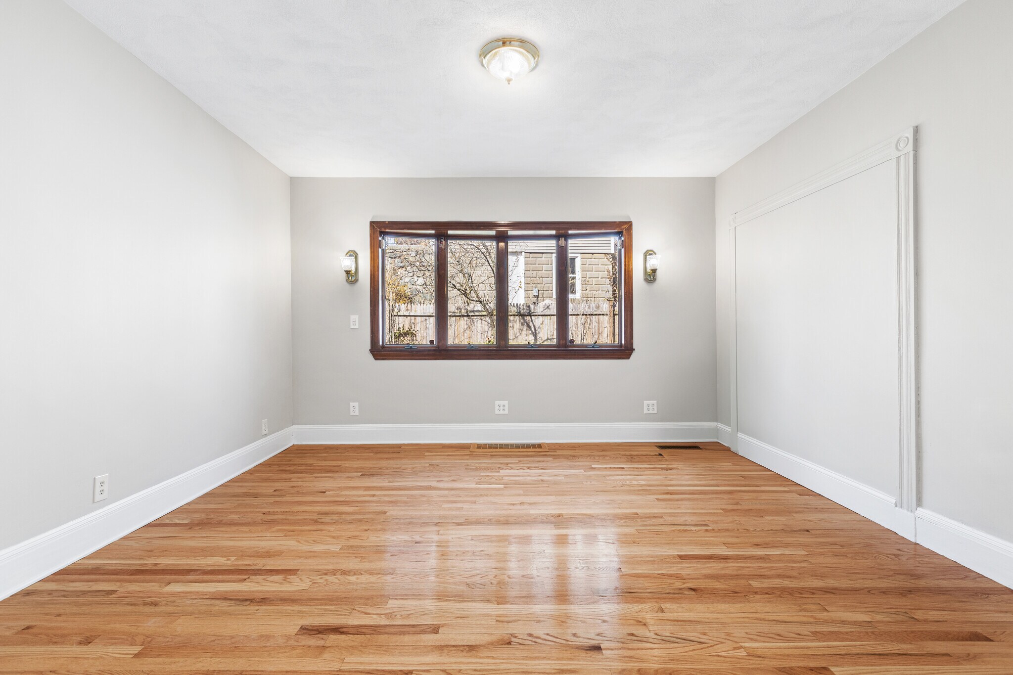 Building Photo - 1 Oak Grove Ct