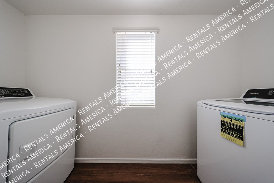 Building Photo - 4714 E Laurel Ave