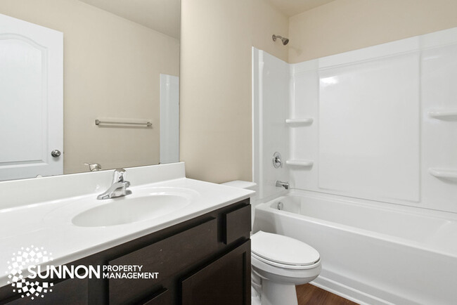 Building Photo - 3 Bed/2.5 Bath Home Close to Mountain Isla...