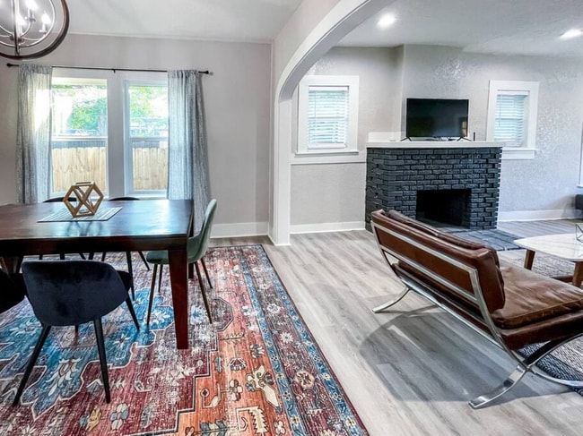 Building Photo - 1108 Center St