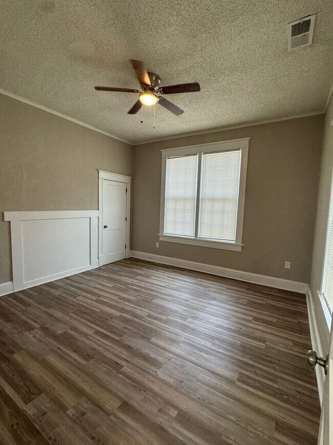 Building Photo - Newly Renovated Cozy & Convenient