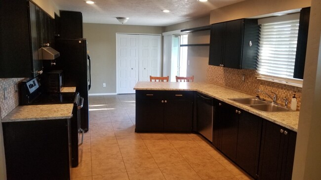 Kitchen - 2965 Caradoc St