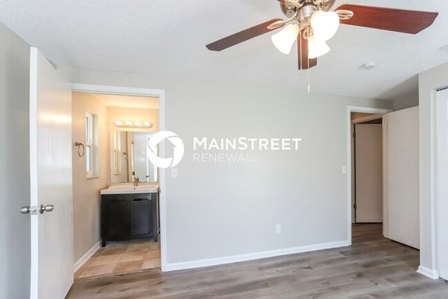Building Photo - 3 Bedroom Pet-Friendly Home in VALRICO, FL with Main Street Renewal