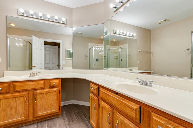 Building Photo - 2316 Highland Ct