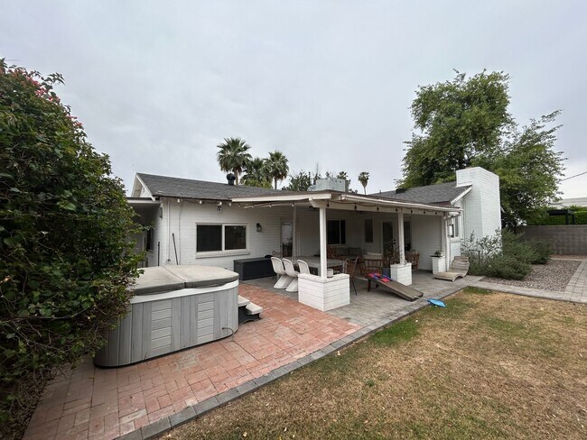 Building Photo - 4016 E Avalon Dr