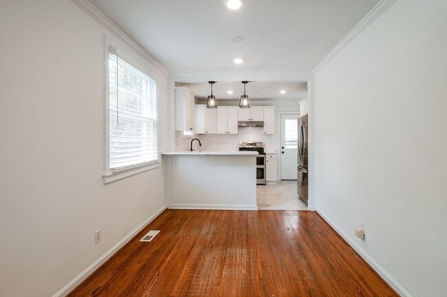 Building Photo - 1006 S Douglas Ave