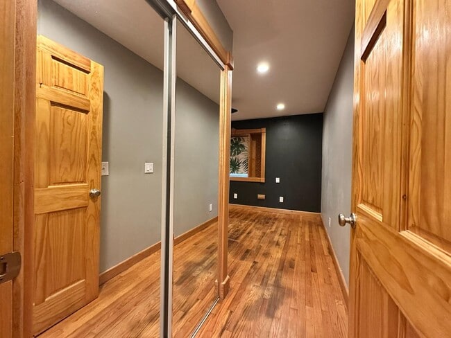 Building Photo - 2833 Kent Dr