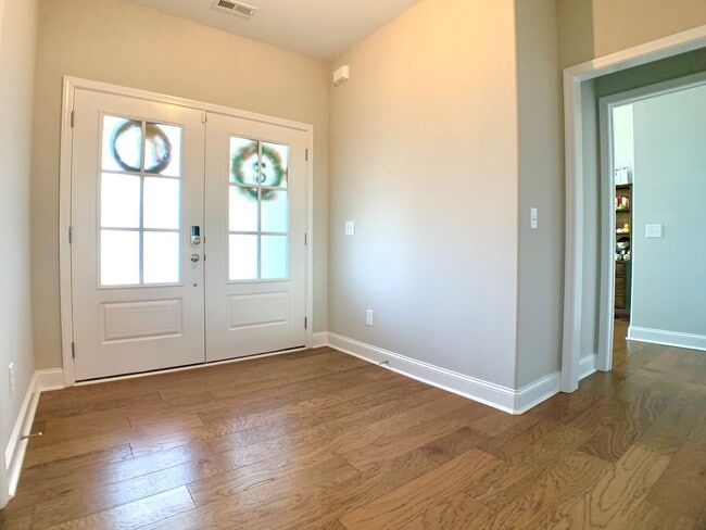 Building Photo - 585 Dexter Dr