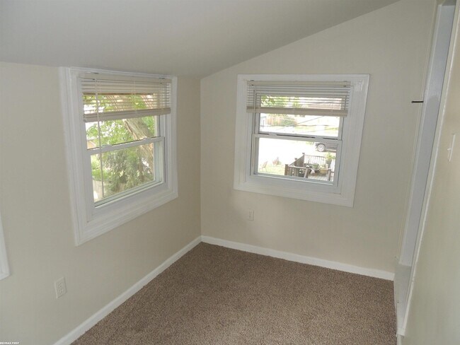Building Photo - 506 Hawthorn Ave