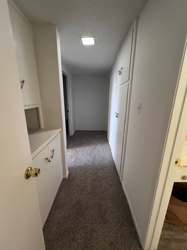 Building Photo - Hillside 3 Bed / 1 3/4 Bath Ranch Style Ho...
