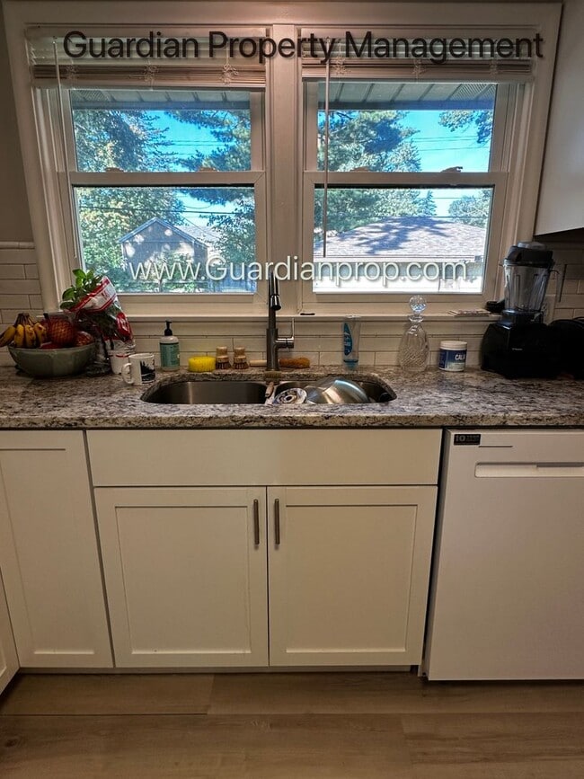 Building Photo - Spacious Richfield Side by Side, Renovated...