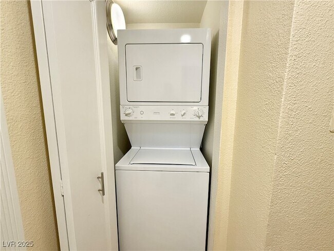 Building Photo - 230 E Flamingo Rd