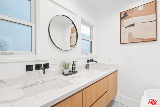 Building Photo - 1107 S St Andrews Pl