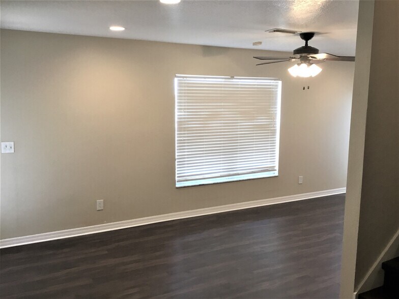 Building Photo - 1520 Presidio Dr
