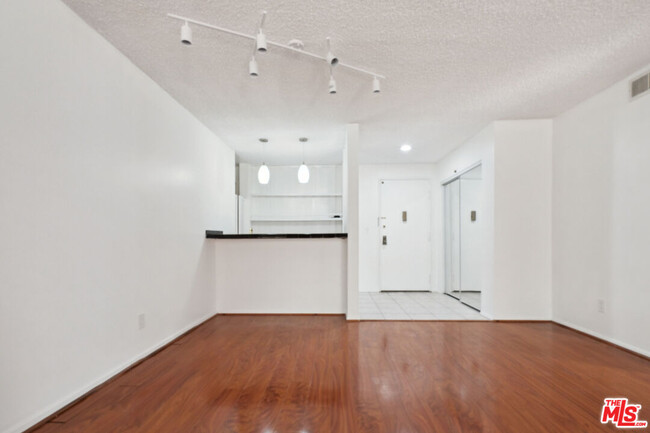 Building Photo - 6515 Green Valley Cir