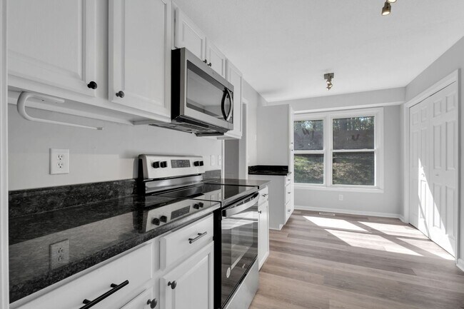 Building Photo - 2270 Ermine Dr