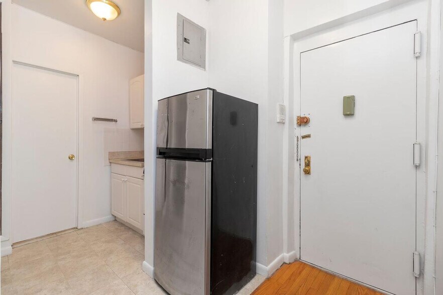 Building Photo - 335 E 94th St