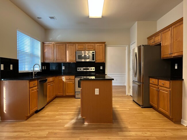 Building Photo - 4 bed, 2.5 bath w/ 2 car garage close to p...