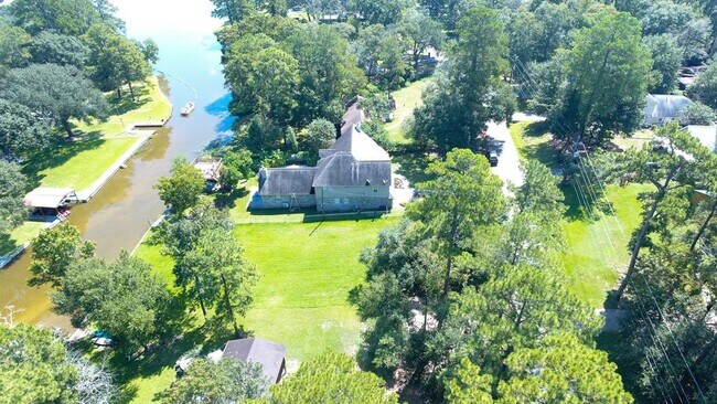 Building Photo - 13392 Southshore Dr