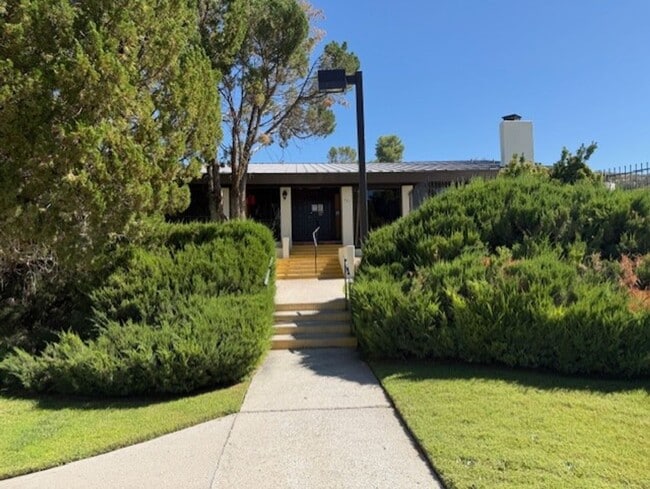 Building Photo - 2 Bed 2 Bath in the wonderful Community of...