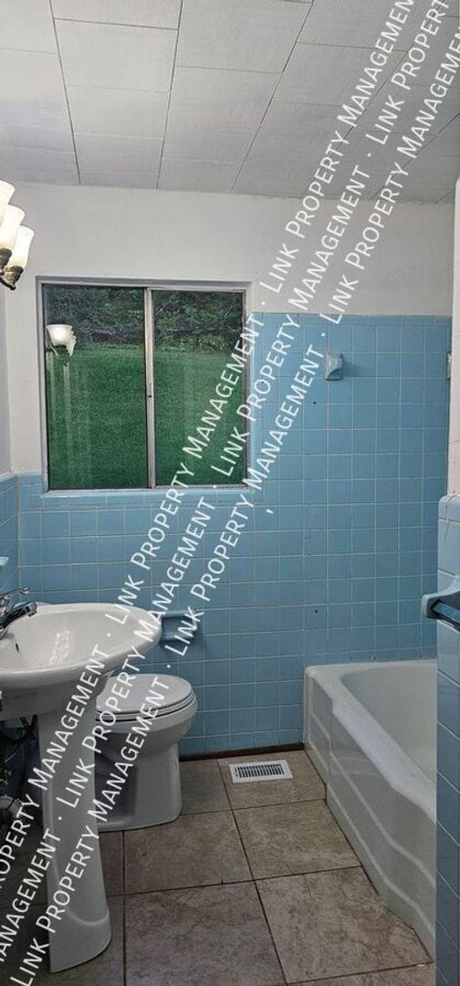 Building Photo - Fresh Painted 3 BR 1.5 BA in Red Bank for ...