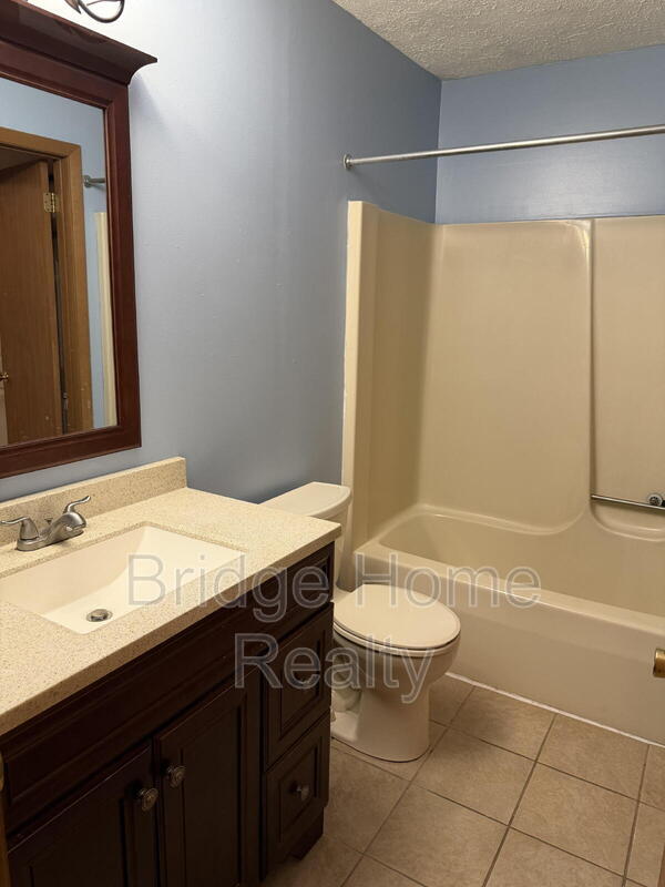 Building Photo - 210 Woodhaven Dr